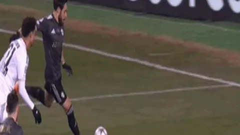 王钰栋称伤情稳定，推测对方滑倒属非故意犯规行为