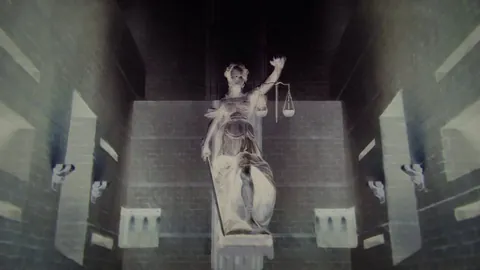 胡金秋底角巧接布朗精准传球，三分线外稳操胜券