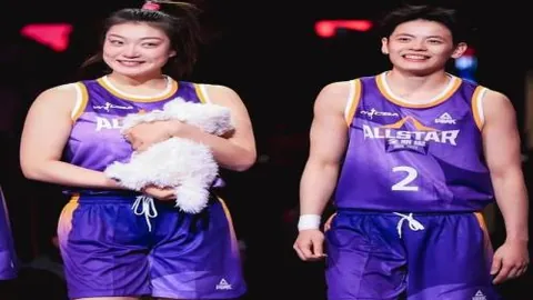 王钰栋受伤一幕：郑凯木背后恶意犯规重踩脚踝，幸免于严重伤害